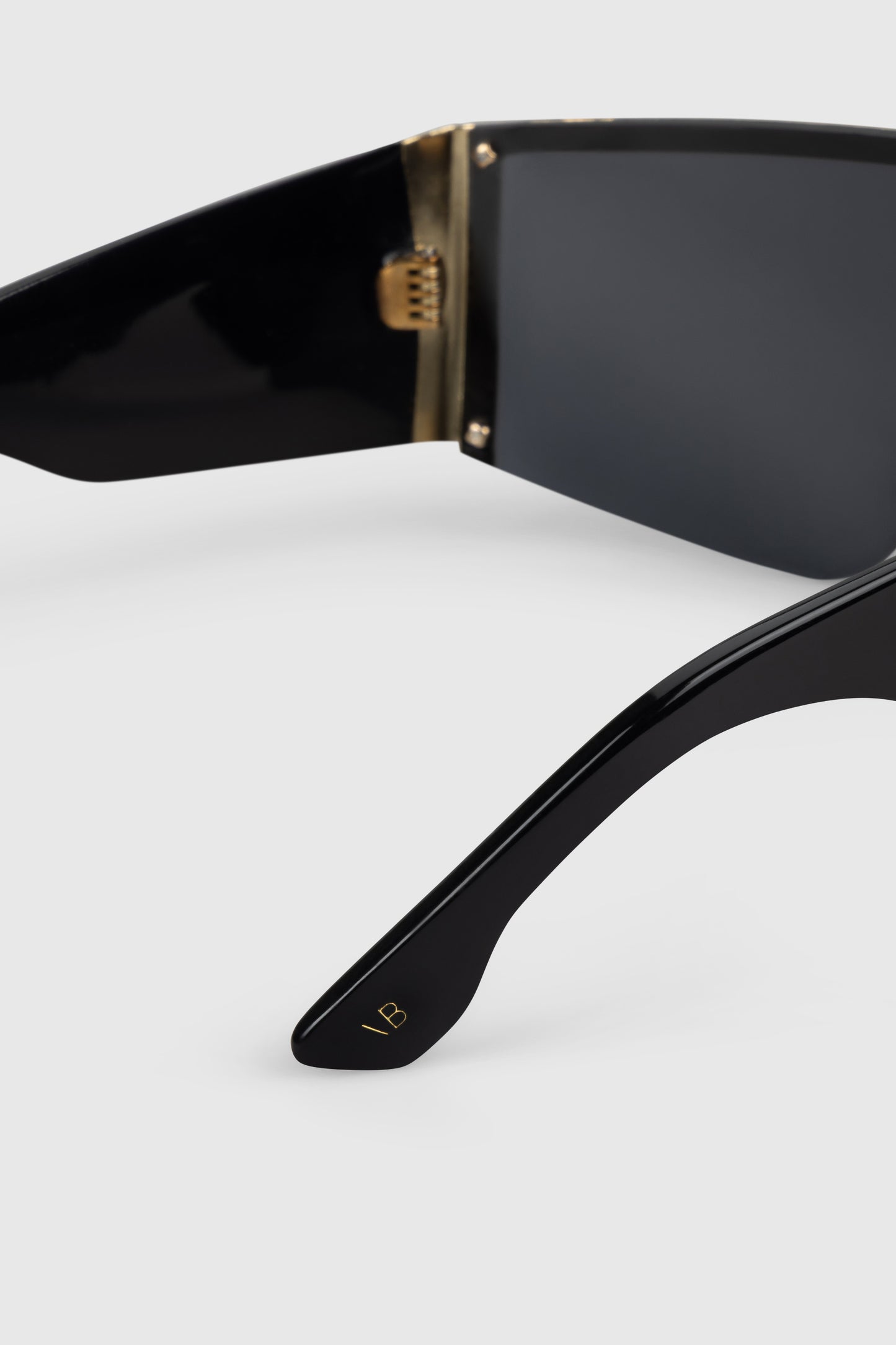 Oversized Mask Frame In Gold Black