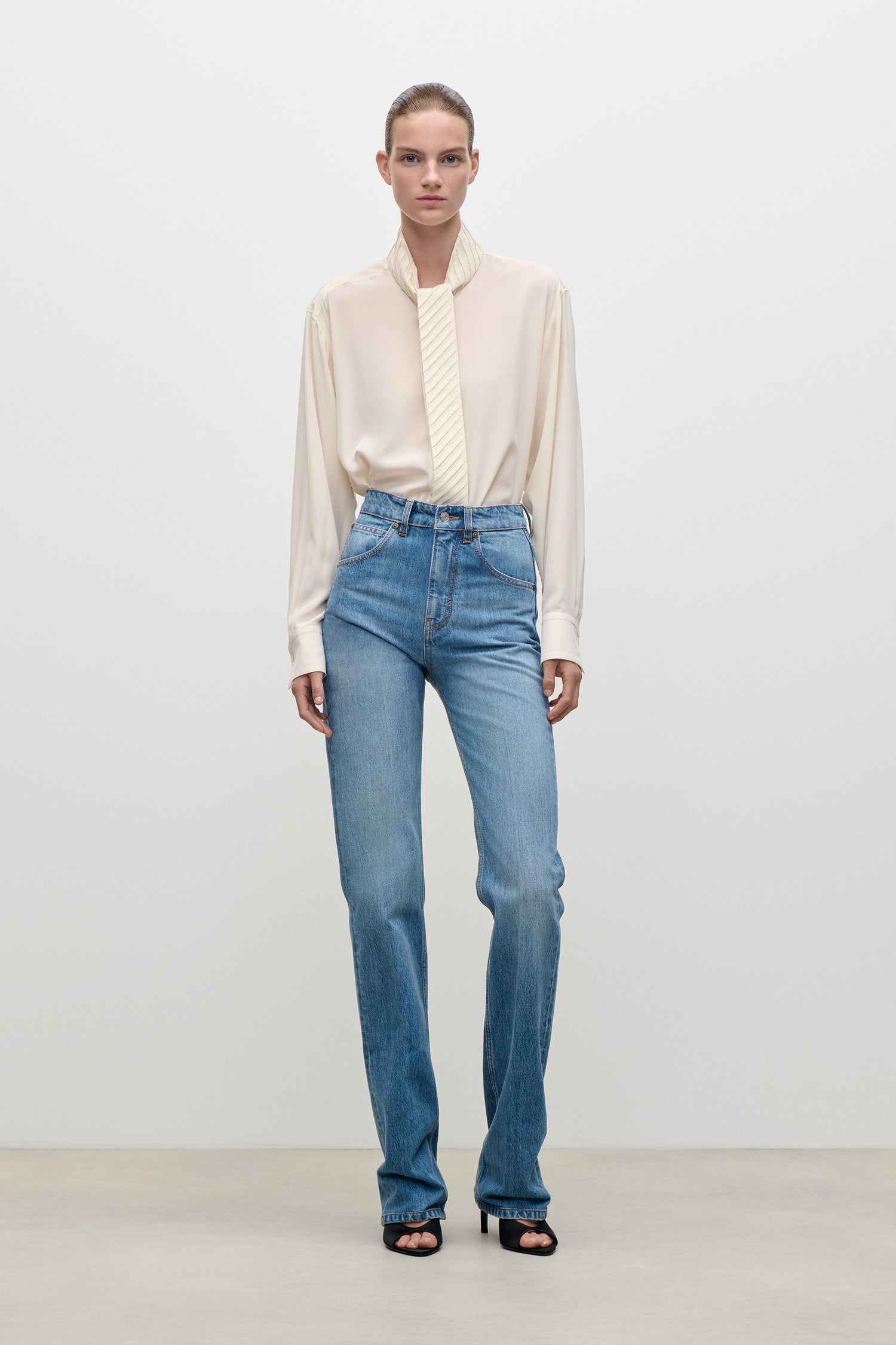 Julia Stretch Jean In Worn Blue Wash