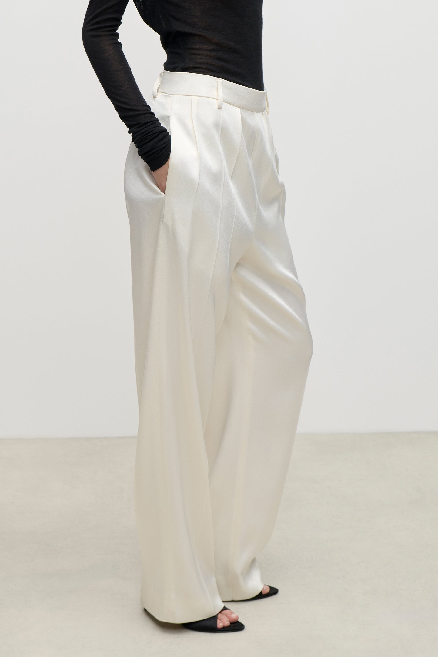 Relaxed Curved Leg Trouser In Ivory