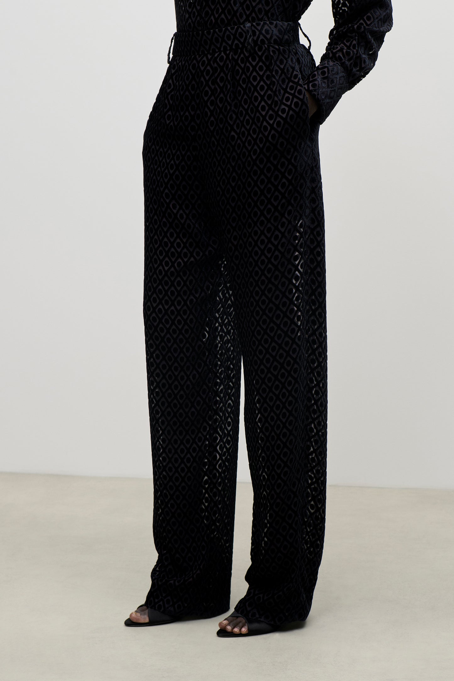 Relaxed Curved Leg Trouser In Black