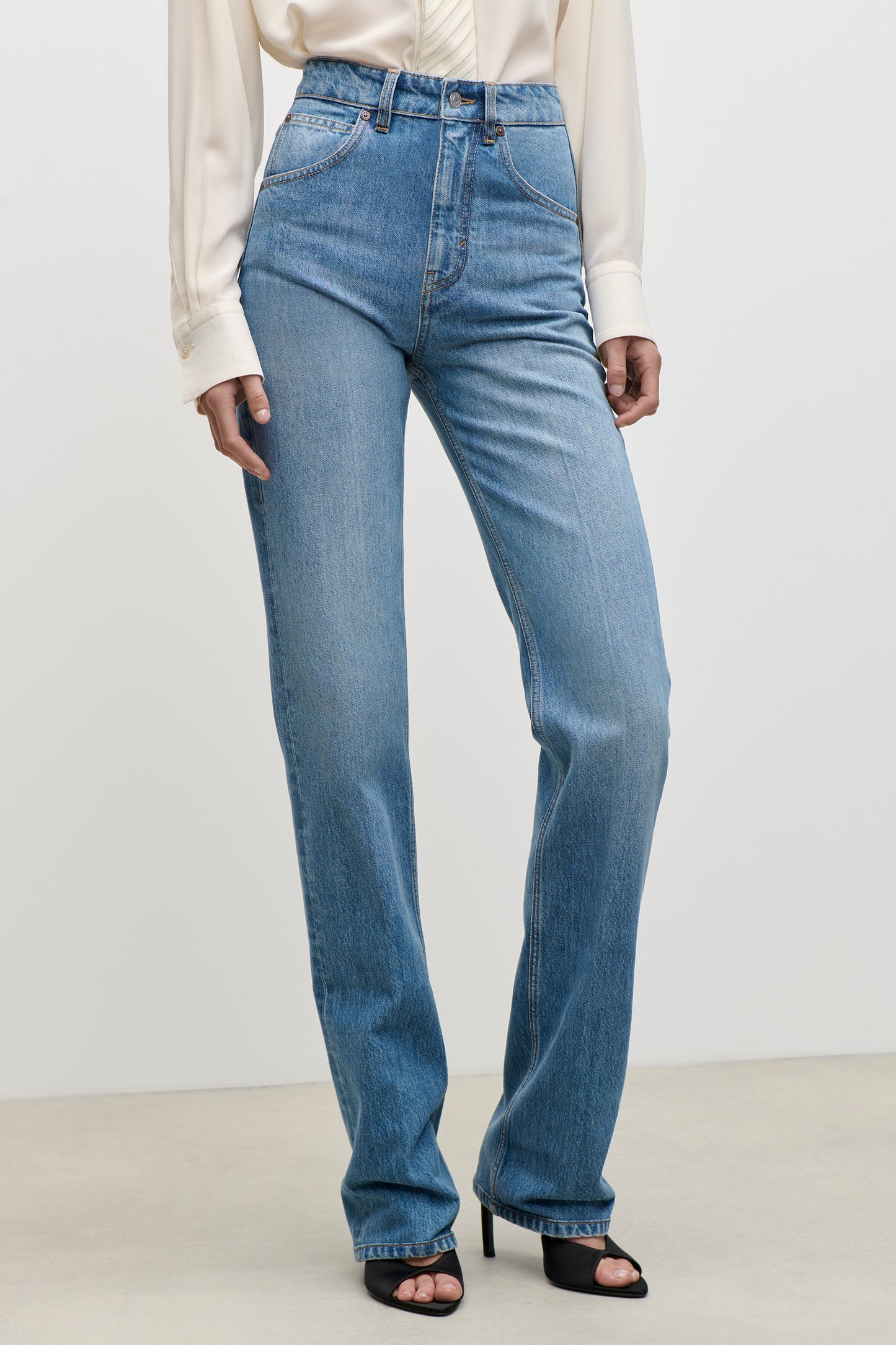 Julia Stretch Jean In Worn Blue Wash