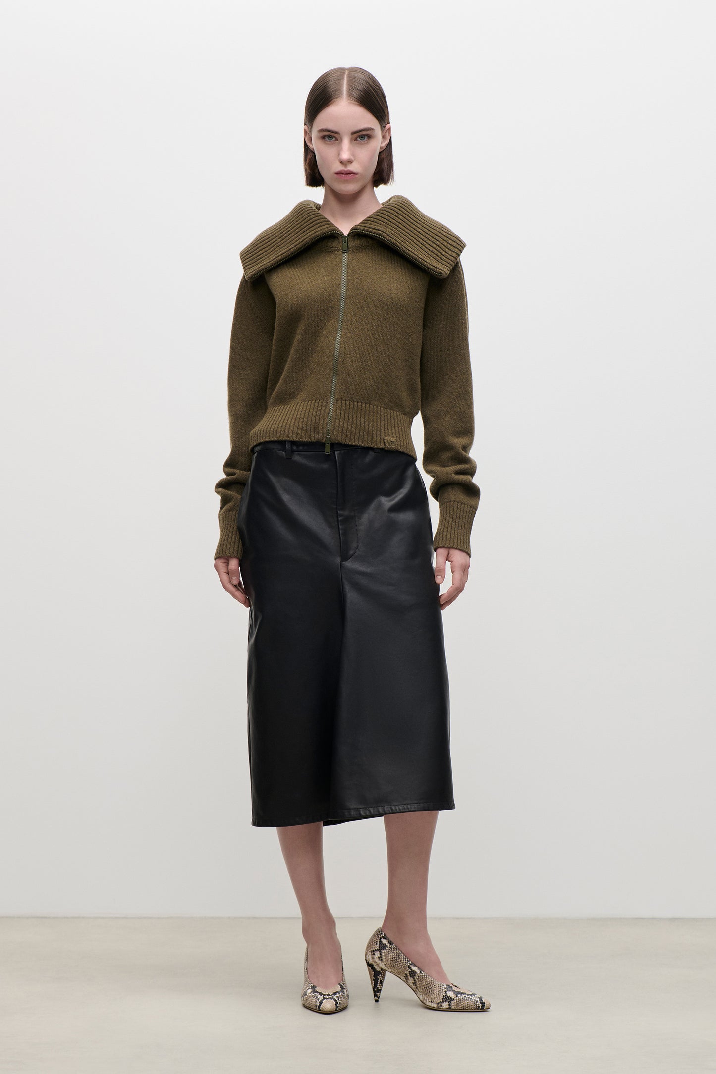 Wide Collar Zip Jumper In Green