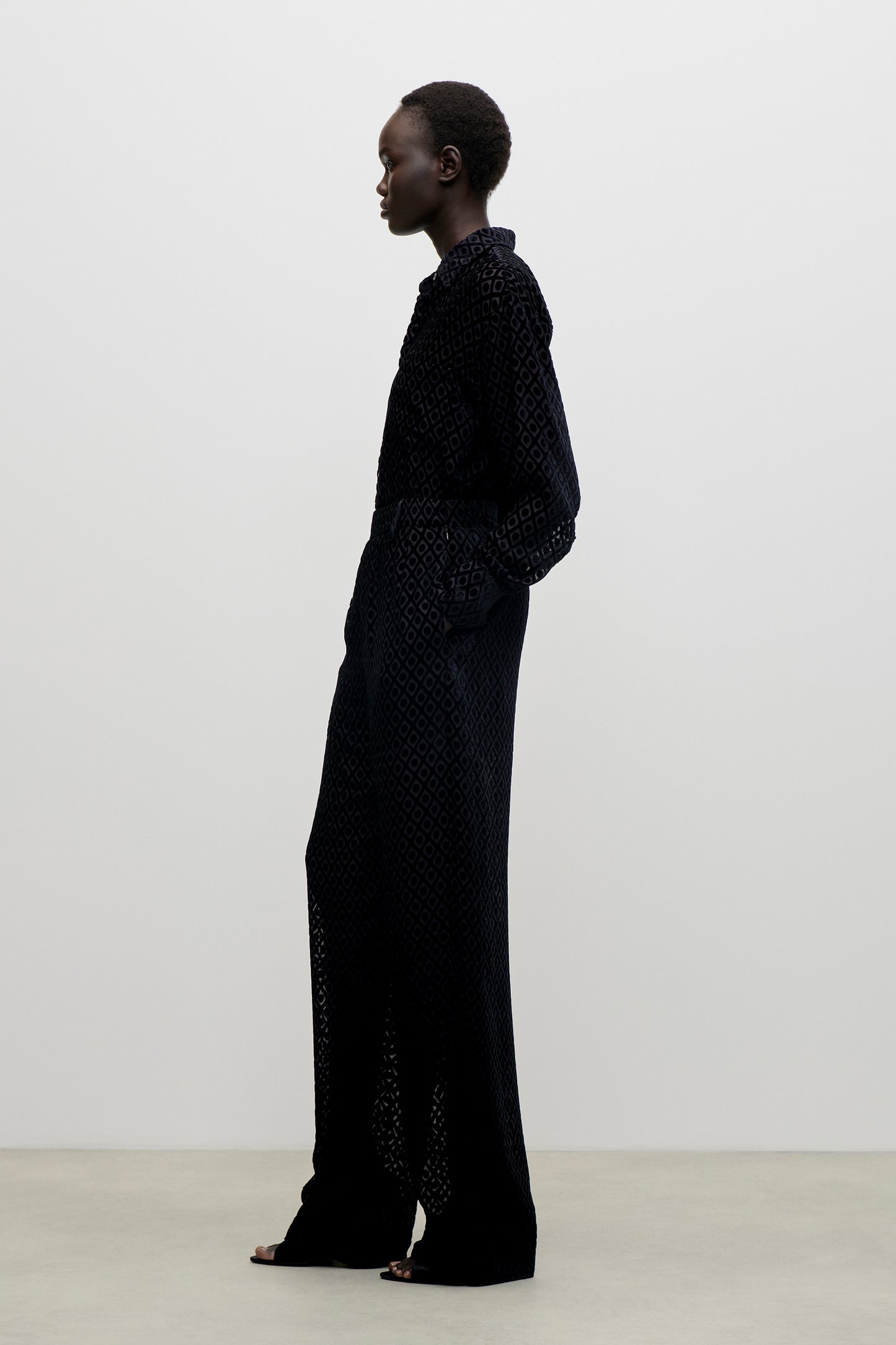 Relaxed Curved Leg Trouser In Black