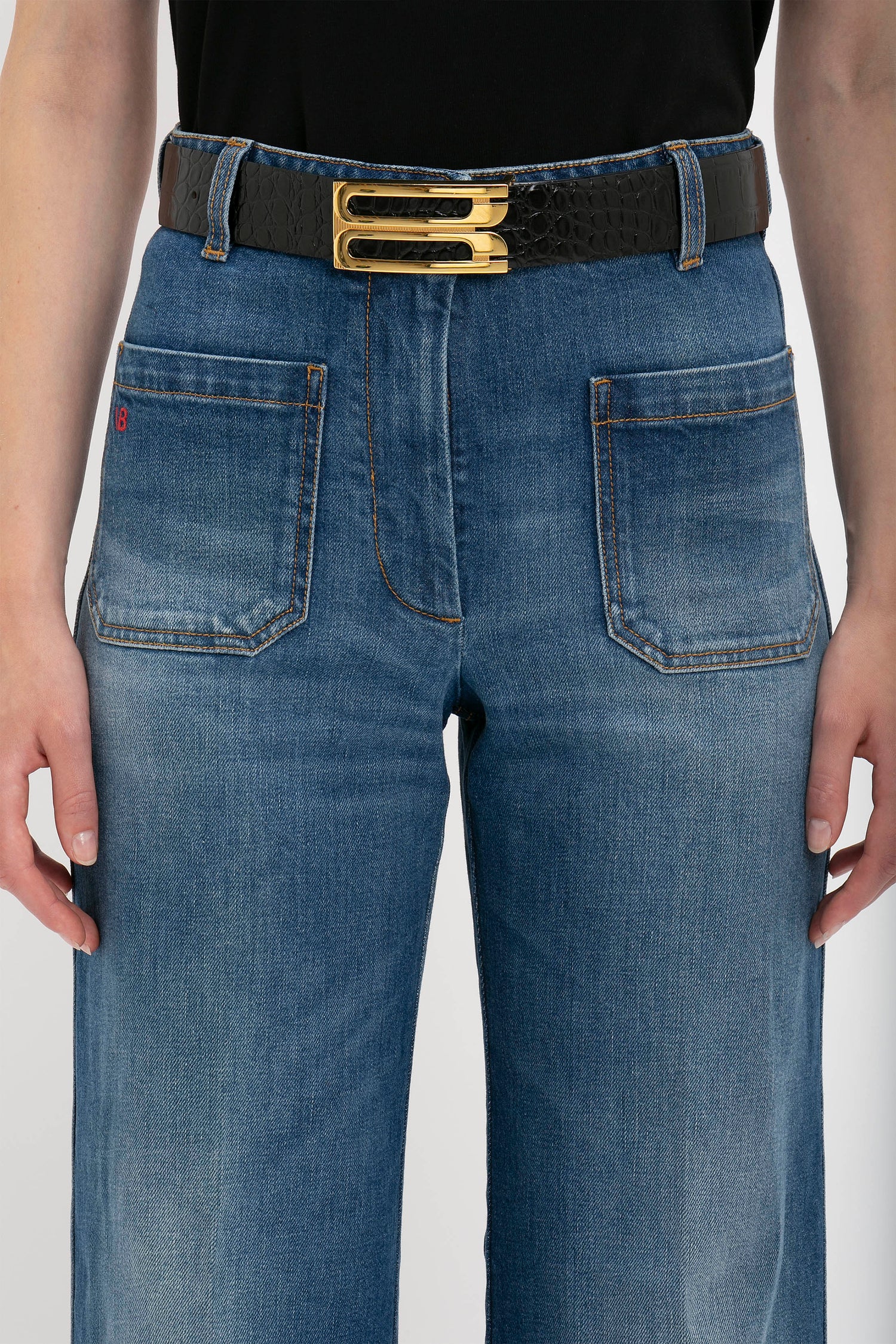Belt outlet buckle frame